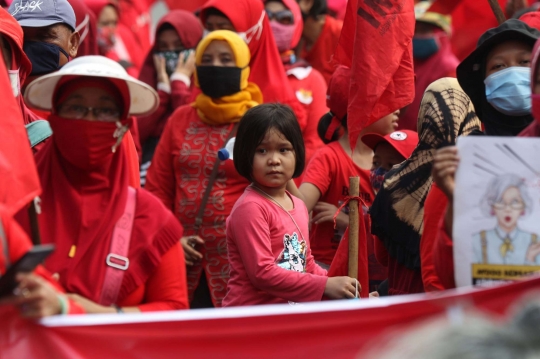 Aksi Orang Tua Ajak Anaknya Ikut Demo Tolak UU Cipta Kerja