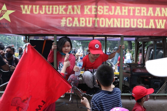 Aksi Orang Tua Ajak Anaknya Ikut Demo Tolak UU Cipta Kerja