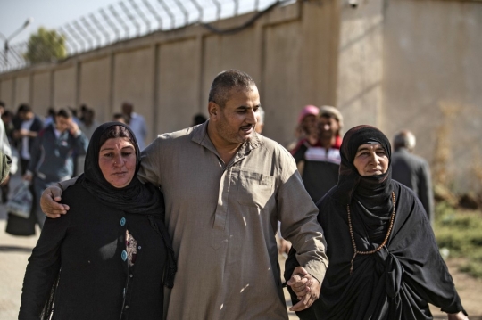 Momen Ratusan Tahanan ISIS Dibebaskan dan Disambut Haru Keluarga