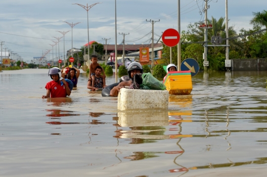 Banjir Seperut Akibat Badai Tropis Rendam Kamboja