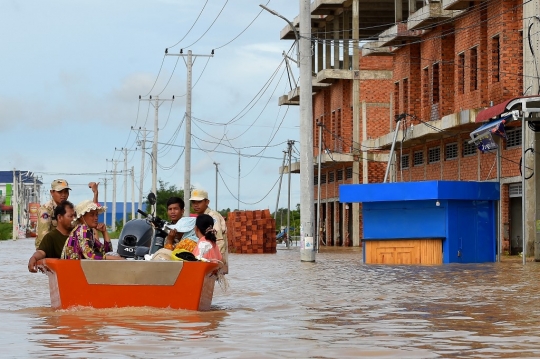 Banjir Seperut Akibat Badai Tropis Rendam Kamboja