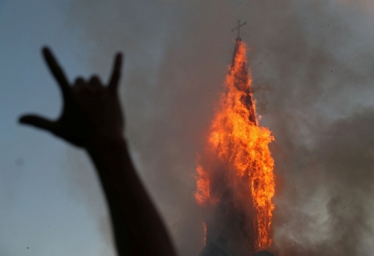 Amukan Massa Anti-Pemerintah Bakar Gereja di Chile