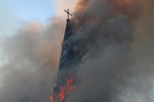 Amukan Massa Anti-Pemerintah Bakar Gereja di Chile