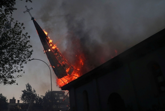 Amukan Massa Anti-Pemerintah Bakar Gereja di Chile