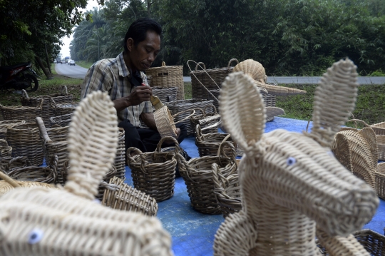 Dampak Pandemi, Pengrajin Anyaman Rotan Sepi Pesanan