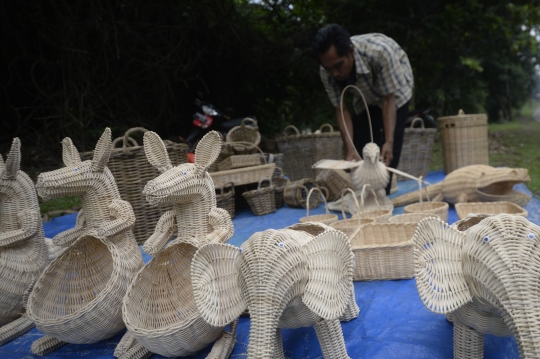 Dampak Pandemi, Pengrajin Anyaman Rotan Sepi Pesanan