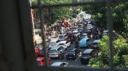 Penampakan Kemacetan Parah di Tanjung Barat Kala PSBB Transisi