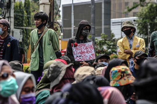 Datangi Kawasan Patung Kuda, Massa BEM Mulai Bakar Ban Bekas