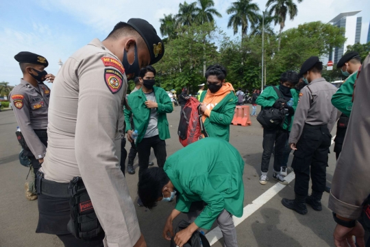 Polisi Periksa Barang Bawaan Mahasiswa yang Demo di Patung Kuda