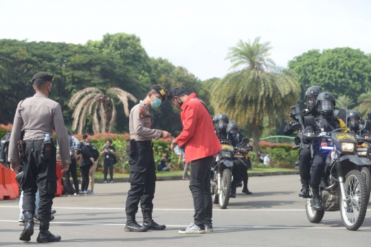 Polisi Periksa Barang Bawaan Mahasiswa yang Demo di Patung Kuda