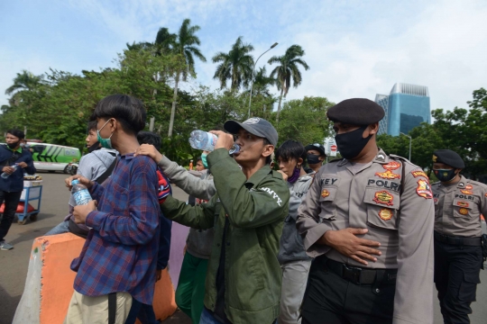 Polisi Periksa Barang Bawaan Mahasiswa yang Demo di Patung Kuda