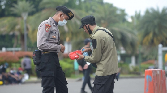 Polisi Periksa Barang Bawaan Mahasiswa yang Demo di Patung Kuda