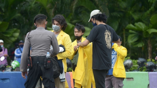 Polisi Periksa Barang Bawaan Mahasiswa yang Demo di Patung Kuda