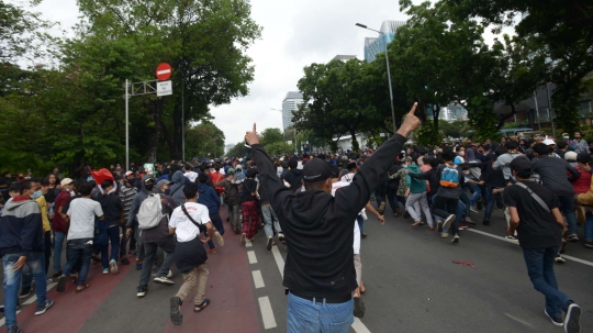 Saat Pelajar Kocar-kacir Ikut Demonstrasi di Patung Kuda