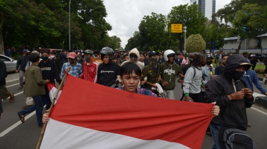 Saat Pelajar Kocar-kacir Ikut Demonstrasi di Patung Kuda