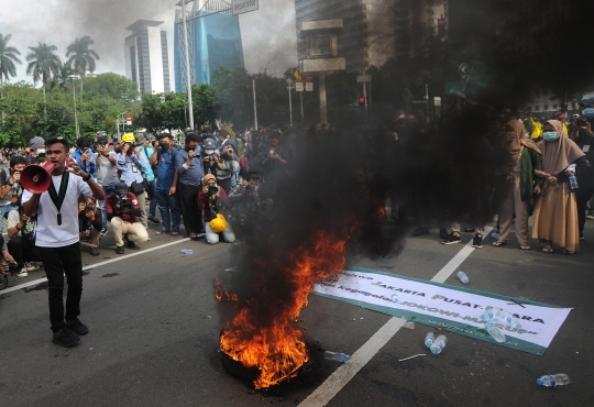 Aksi Mahasiswa Demo Tolak UU Cipta Kerja