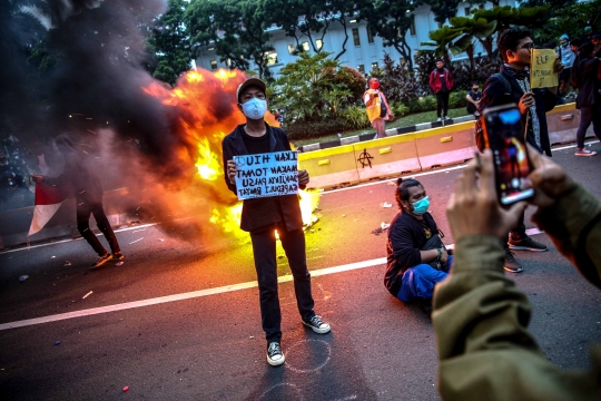 Pendemo Berswafoto di Kobaran Api Saat Demo Omnibus Law