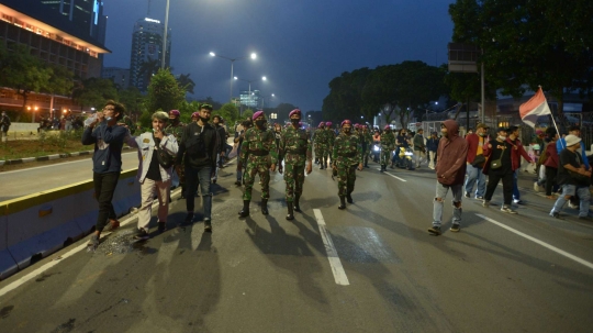 Prajurit TNI Kawal Pulang Massa Tolak UU Cipta Kerja