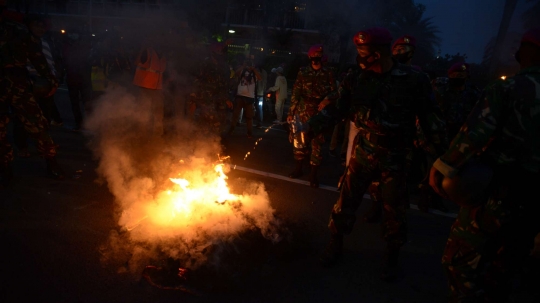 Prajurit TNI Kawal Pulang Massa Tolak UU Cipta Kerja