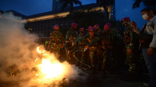 Prajurit TNI Kawal Pulang Massa Tolak UU Cipta Kerja