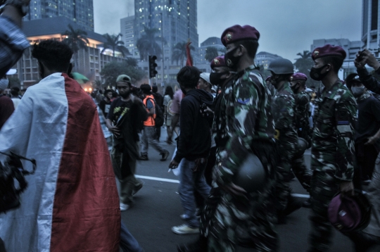 Anggota TNI Bubarkan Massa Secara Damai