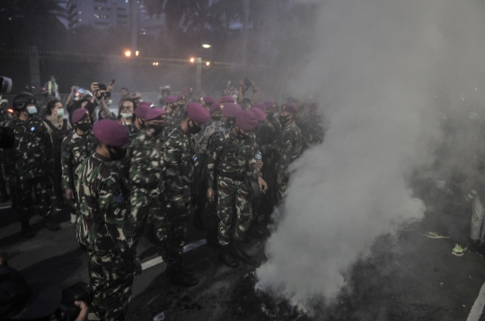 Anggota TNI Bubarkan Massa Secara Damai