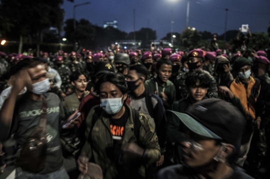 Anggota TNI Bubarkan Massa Secara Damai