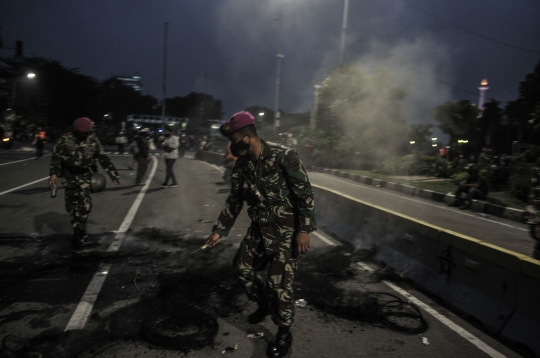 Anggota TNI Bubarkan Massa Secara Damai