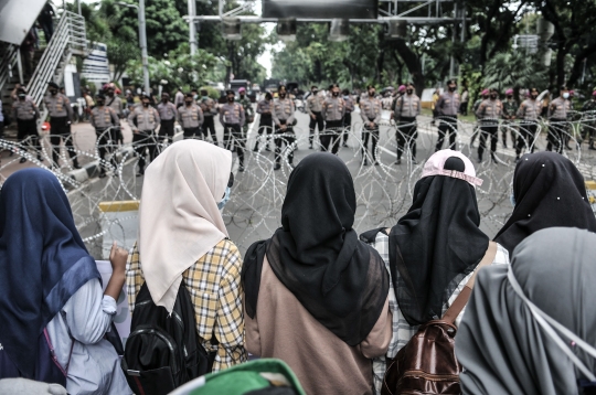 Semangat Perempuan di Tengah Aksi Tolak UU Cipta Kerja