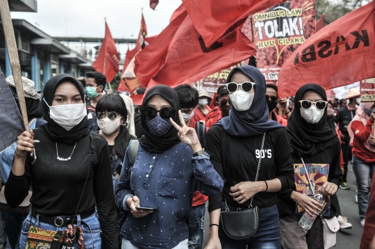 Semangat Perempuan di Tengah Aksi Tolak UU Cipta Kerja