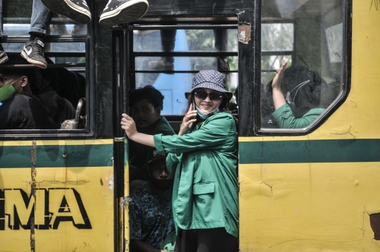 Semangat Perempuan di Tengah Aksi Tolak UU Cipta Kerja