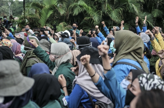 Semangat Perempuan di Tengah Aksi Tolak UU Cipta Kerja