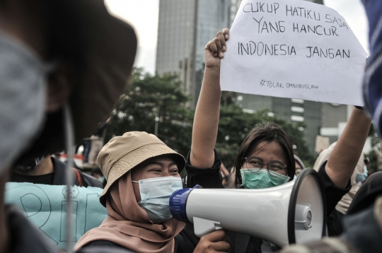 Semangat Perempuan di Tengah Aksi Tolak UU Cipta Kerja