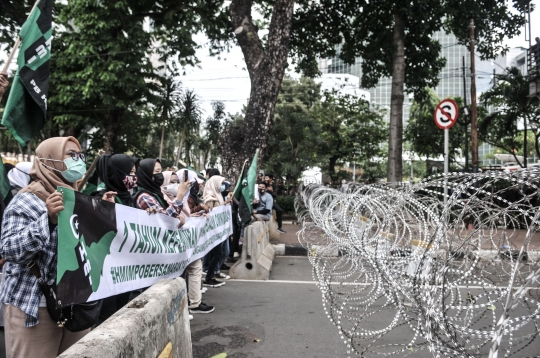 Semangat Perempuan di Tengah Aksi Tolak UU Cipta Kerja