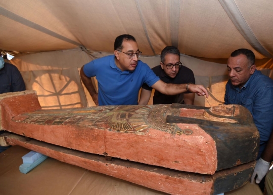 PM Mesir Melihat Puluhan Sarkofagus yang Baru Ditemukan