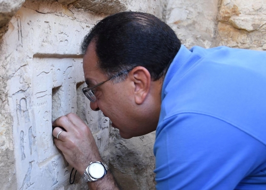 PM Mesir Melihat Puluhan Sarkofagus yang Baru Ditemukan