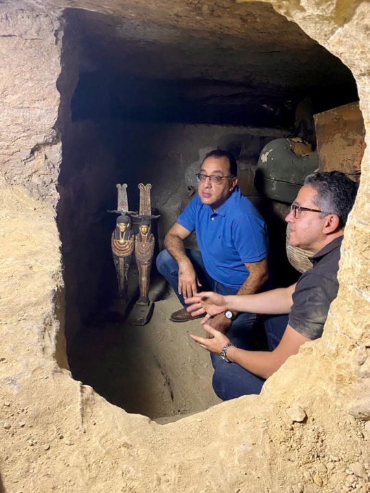 PM Mesir Melihat Puluhan Sarkofagus yang Baru Ditemukan