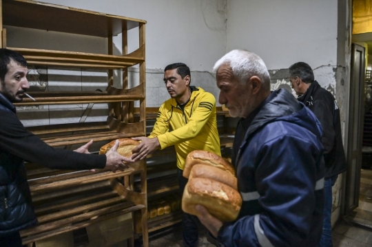 Roti Gratis untuk Penduduk di Tengah Perang Azerbaijan-Armenia