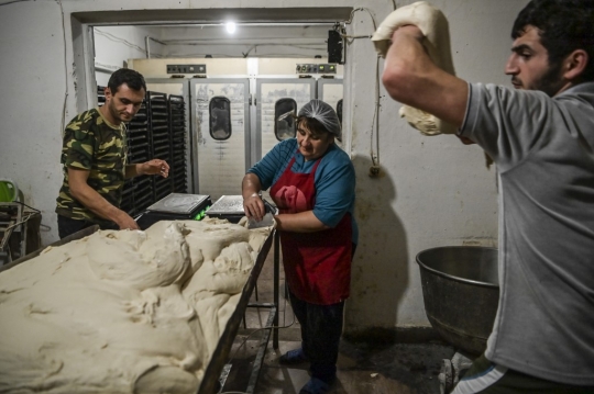 Roti Gratis untuk Penduduk di Tengah Perang Azerbaijan-Armenia