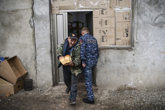 Roti Gratis untuk Penduduk di Tengah Perang Azerbaijan-Armenia