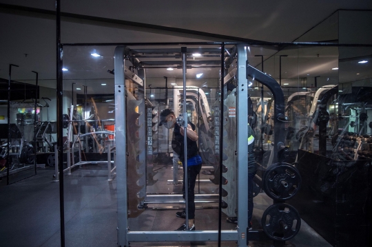 Gym di Surabaya Pasang Sekat Plastik untuk Tangkal Covid-19