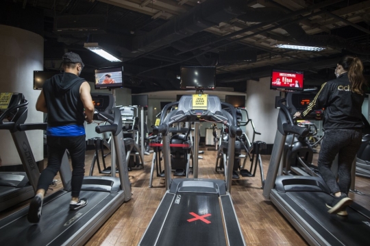 Gym di Surabaya Pasang Sekat Plastik untuk Tangkal Covid-19