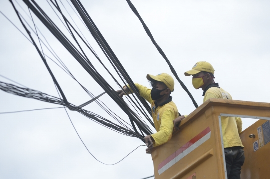 Pembenahan Kabel Optik Menjuntai di Kebayoran Lama