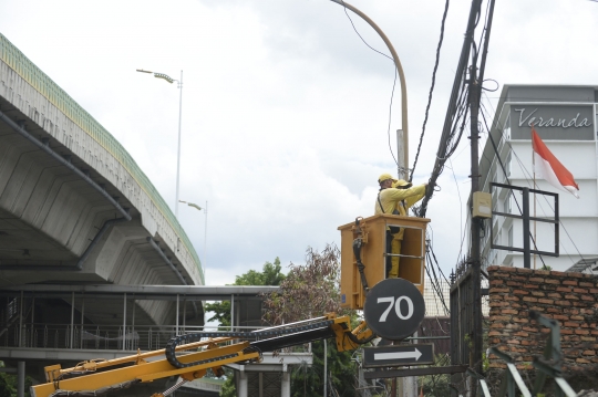 Pembenahan Kabel Optik Menjuntai di Kebayoran Lama