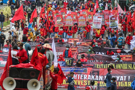 Massa Kembali Gelar Aksi Tolak UU Omnibus Law di Patung Kuda
