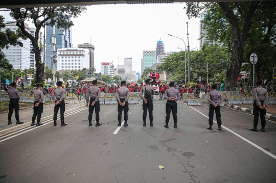 Massa Kembali Gelar Aksi Tolak UU Omnibus Law di Patung Kuda