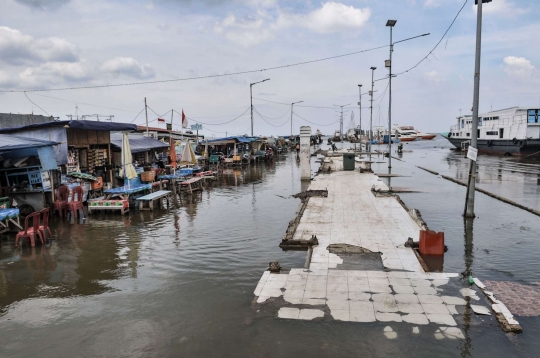 Potret Banjir Rob Rendam Pelabuhan Kali Adem