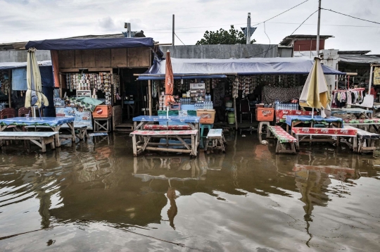 Potret Banjir Rob Rendam Pelabuhan Kali Adem