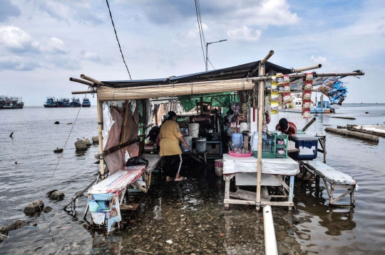 Potret Banjir Rob Rendam Pelabuhan Kali Adem