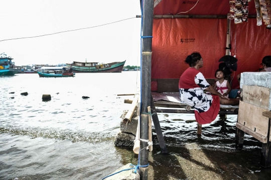 Potret Banjir Rob Rendam Pelabuhan Kali Adem
